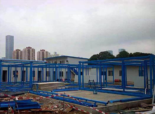 集裝箱活動房安裝鋼結(jié)構(gòu)柱子